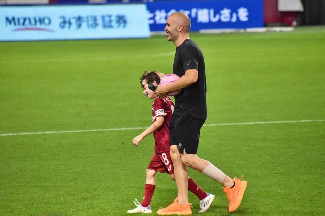 亚冠鼓掌90分钟之后 看看伊涅斯塔的打工皇帝生活 6 亚冠鼓掌90分钟之后 看看伊涅斯塔的打工皇帝生活