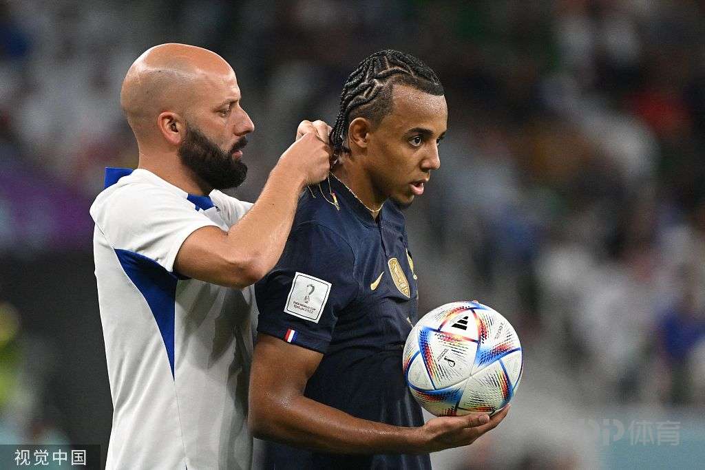 致敬王燊超孔德戴金项链踢世界杯 半场结束前才被发现并摘掉 3 致敬王燊超孔德戴金项链踢世界杯 半场结束前才被发现并摘掉